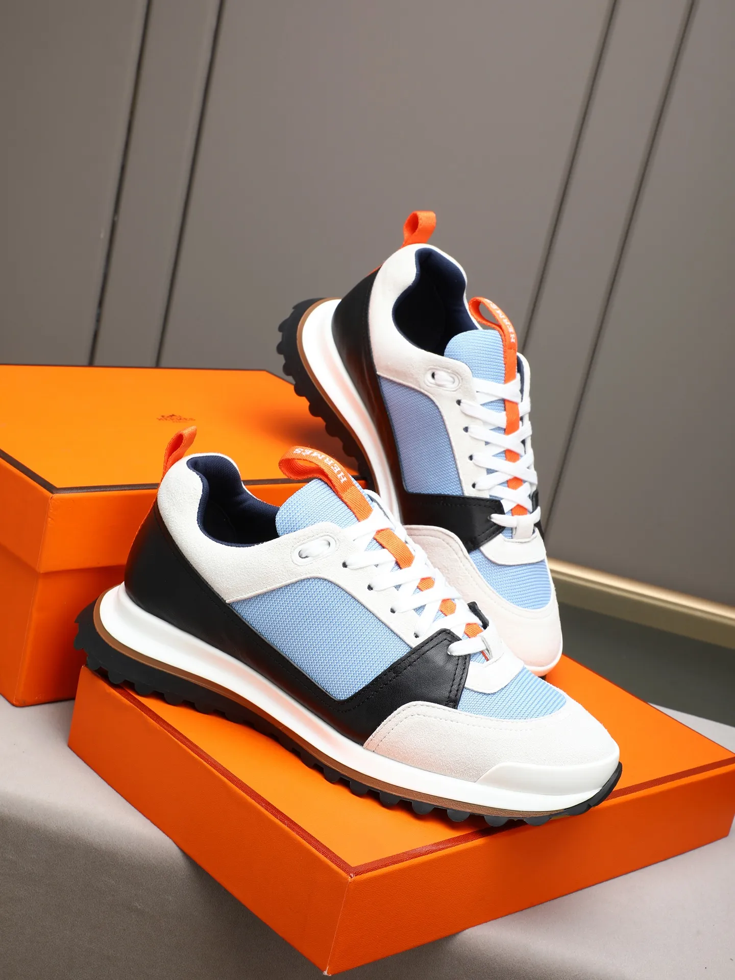 PP680【Hermes】fe new arrival~New Bouncing sneakers are the most comfortable shoes from Hermès. They are extremely light on the feet and look great. You won’t feel tired even when you go shopping and running around. 👍Very light and comfortable. Extremely light. Perfect for both sports and leisure. They feel great when you step on them! It’s up to you to choose, there’s always what you want~ ✔️Fabric: Imported first-layer cowhide ✔️Inner lining: Imported water-dyed cowhide ✔️Outsole: Seamless combination of IP+TPU (multi-color letters) German technology irradiation machine ✔️Code number: Male 38-44 (45 customized)